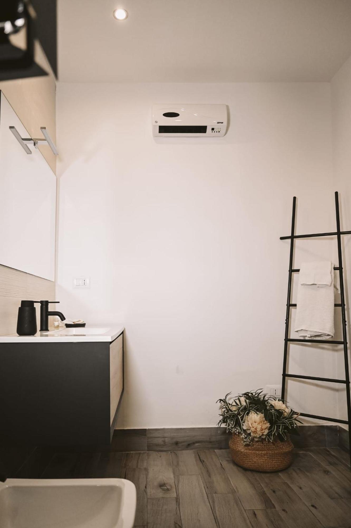 "Il Vecchio Salone" Appartamento In Pieno Centro Con Garage Privato เลชเช ภายนอก รูปภาพ