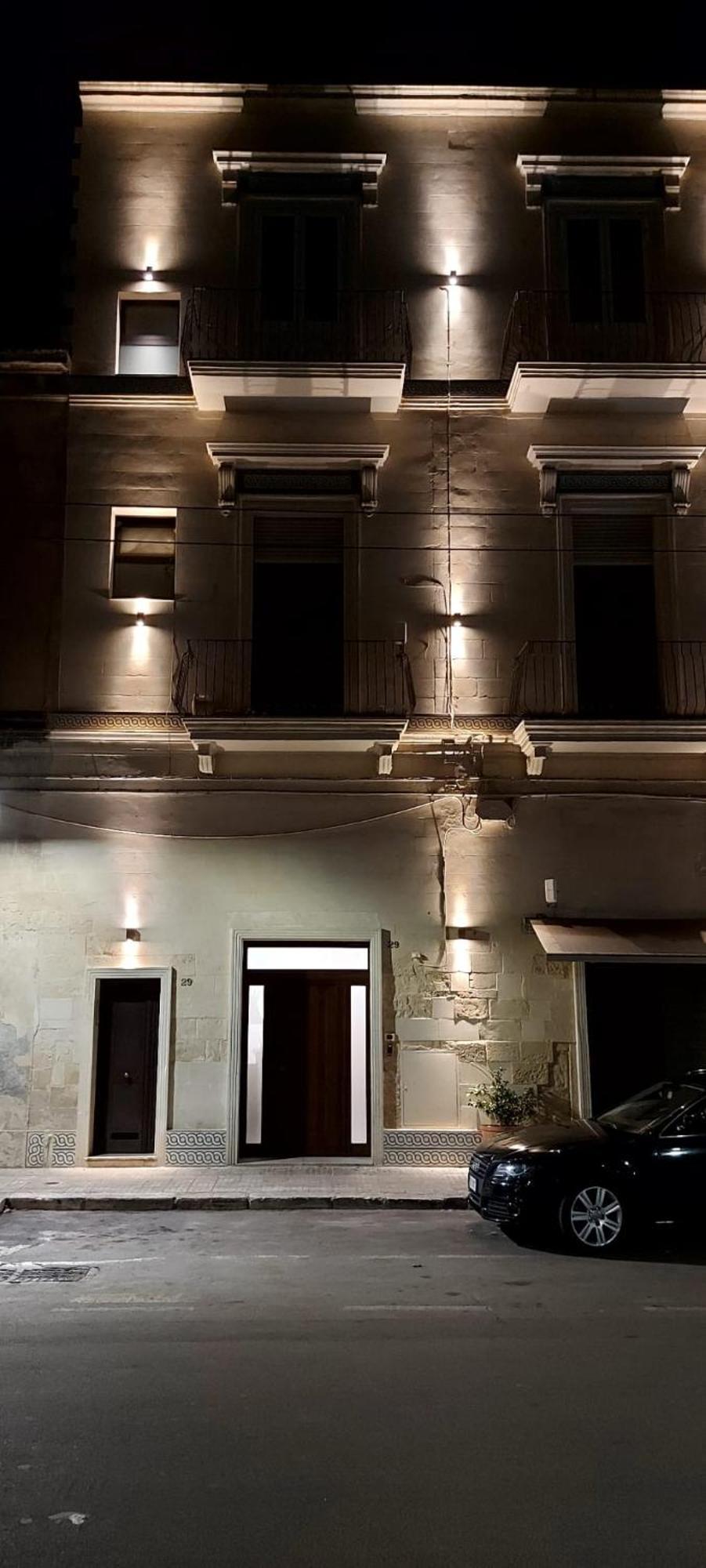 "Il Vecchio Salone" Appartamento In Pieno Centro Con Garage Privato เลชเช ภายนอก รูปภาพ
