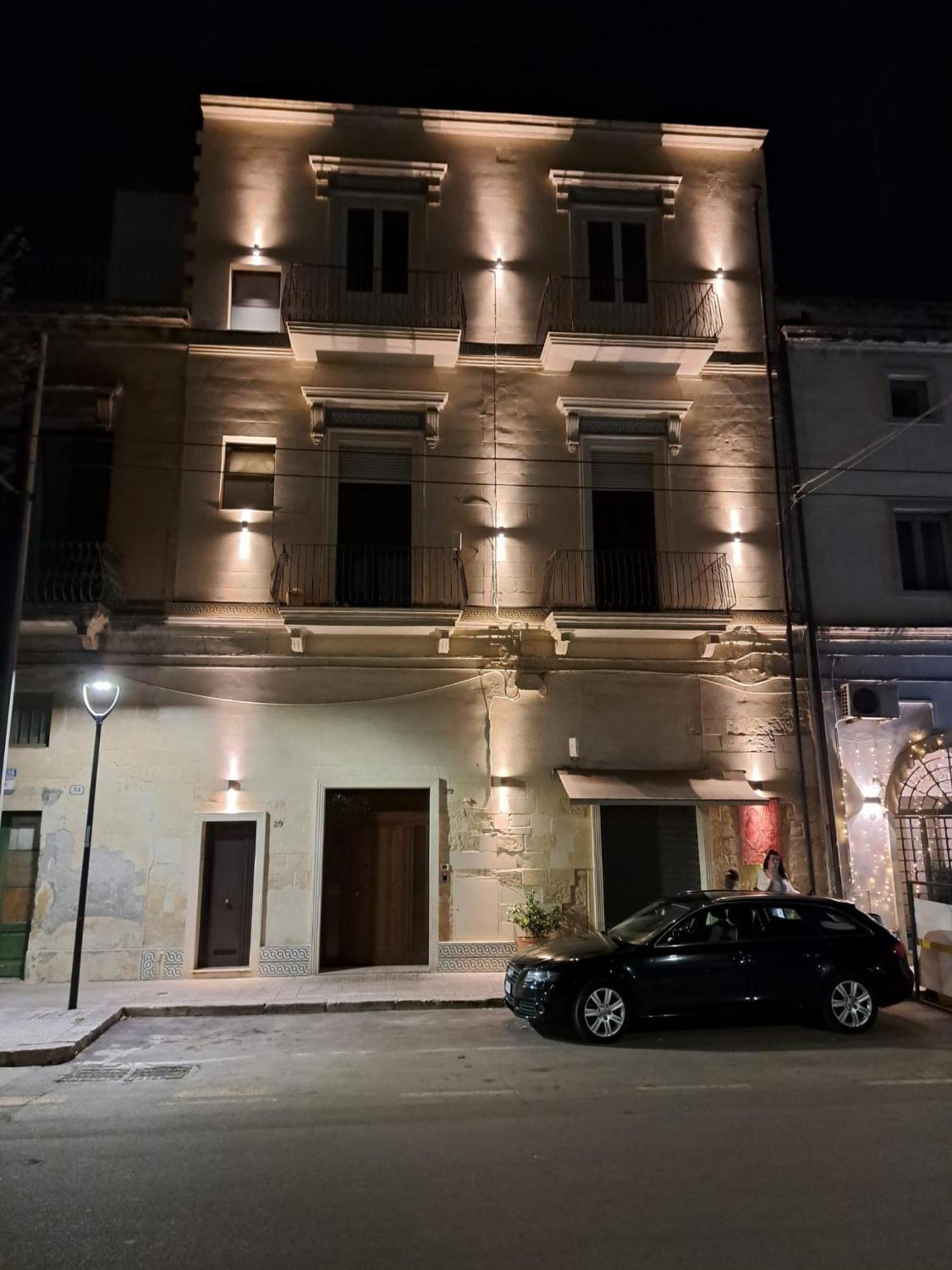 "Il Vecchio Salone" Appartamento In Pieno Centro Con Garage Privato เลชเช ภายนอก รูปภาพ